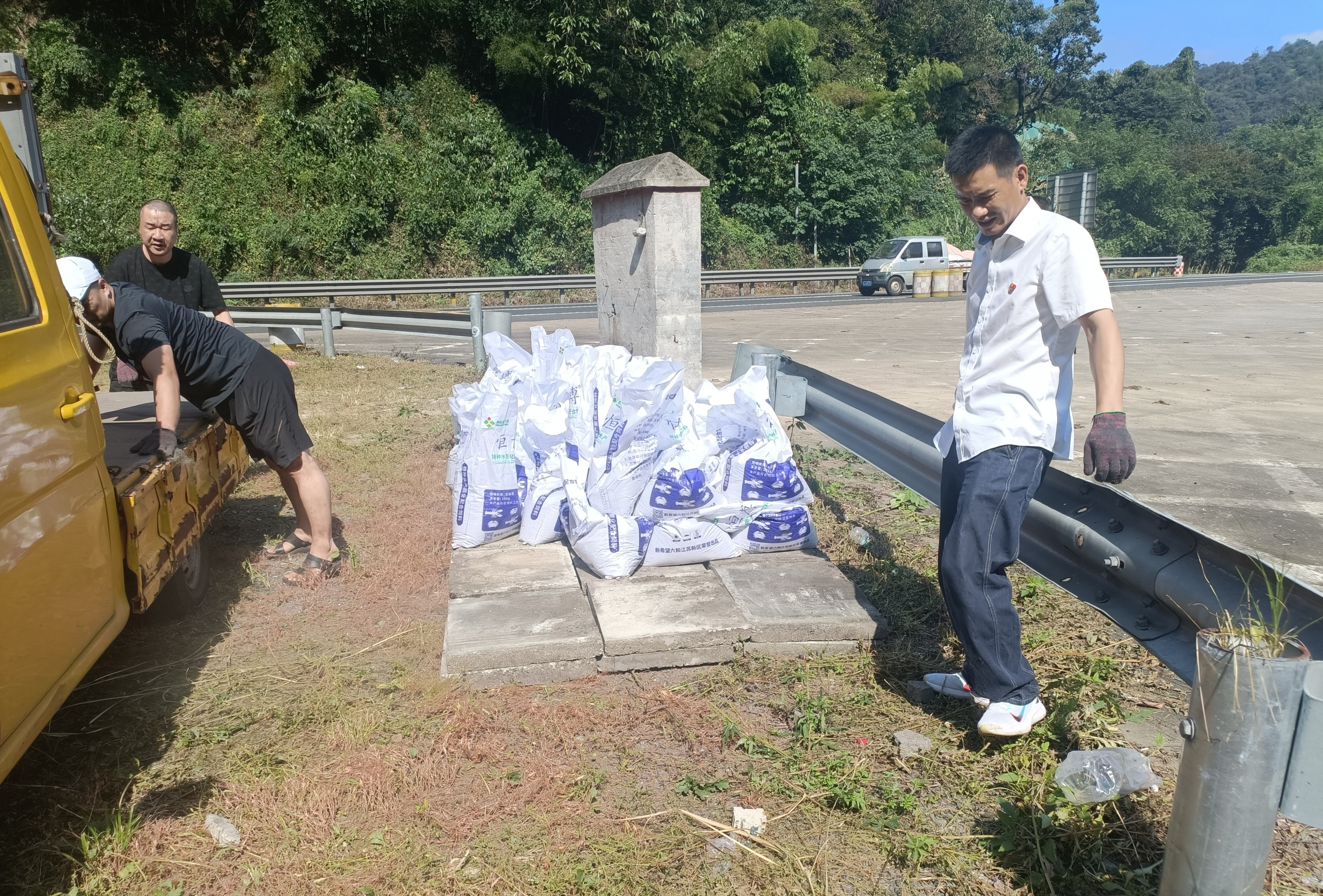 1695883352125186.jpg 2023.09.26消防沙放在石板上 金衛軍攝.jpg