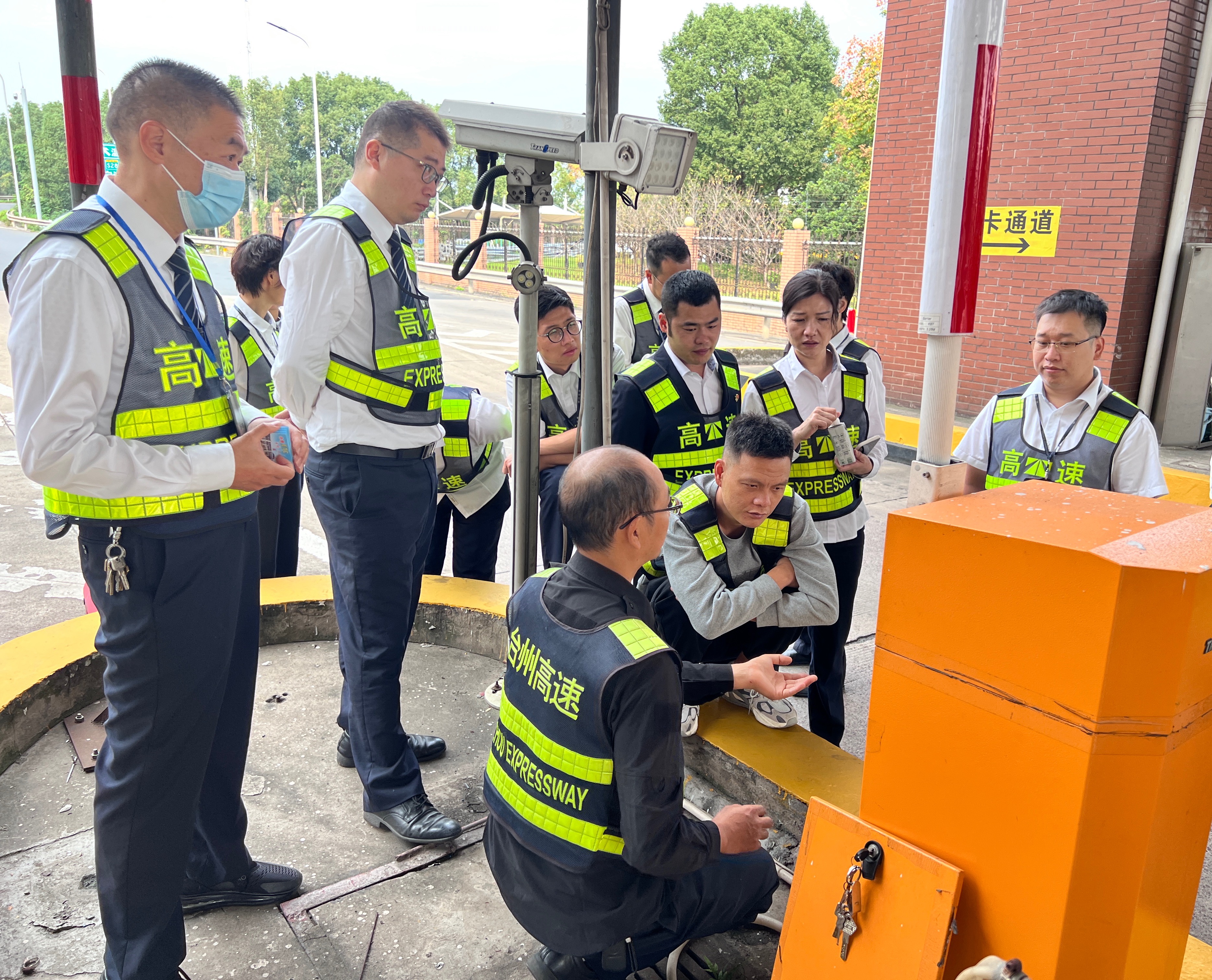1698719781444491.jpg 收費(fèi)車(chē)道講解欄桿機(jī)安全使用--袁莉攝..jpg