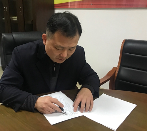 圖為考試現(xiàn)場認真答題 陳瑩攝_副本.jpg